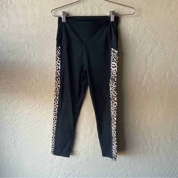 Zyia Black crop legging with cheetah stripe - Picture 3 of 8